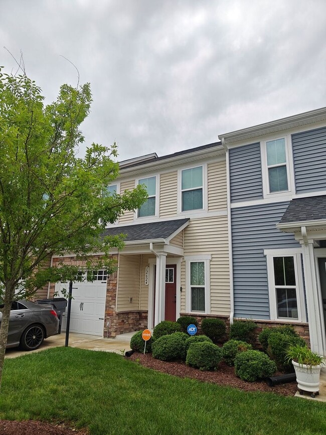 Building Photo - 3 bedroom townhome
