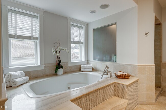 Building Photo - 2663 N Marshfield Ave