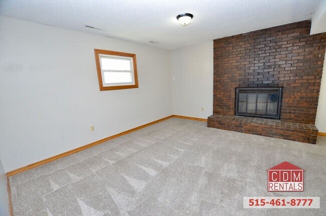 Building Photo - Wonderful Urbandale Home