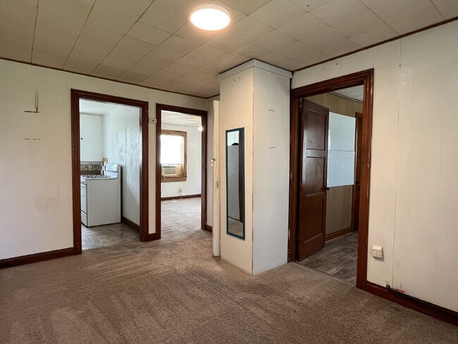 Building Photo - 1 Bedroom Upstairs Duplex