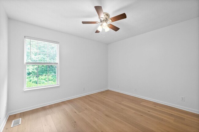 Building Photo - Pet Friendly Three Bedroom in Springfield!