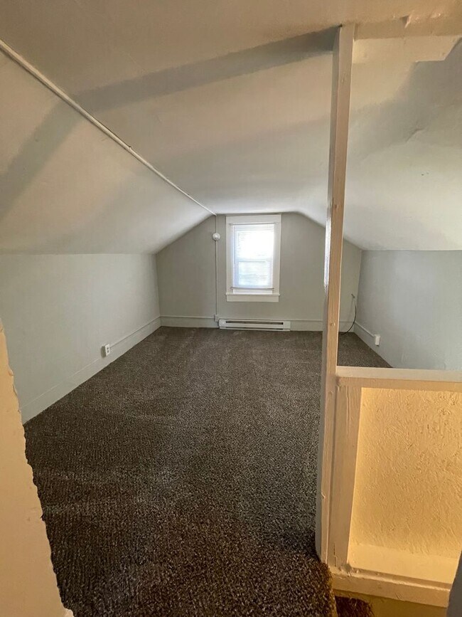 Building Photo - 3 Bedroom Quaint Single Family