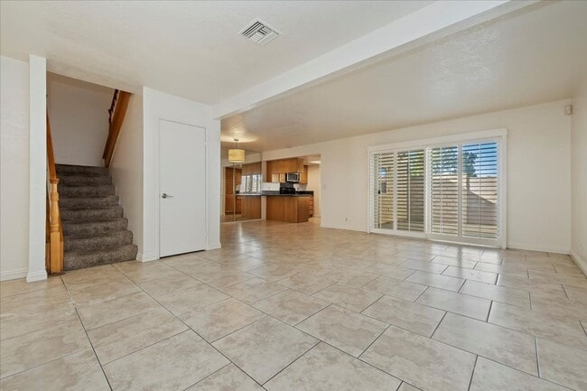 Building Photo - SPACIOUS 3BR/2BA Condo in Canyon Crest Nea...