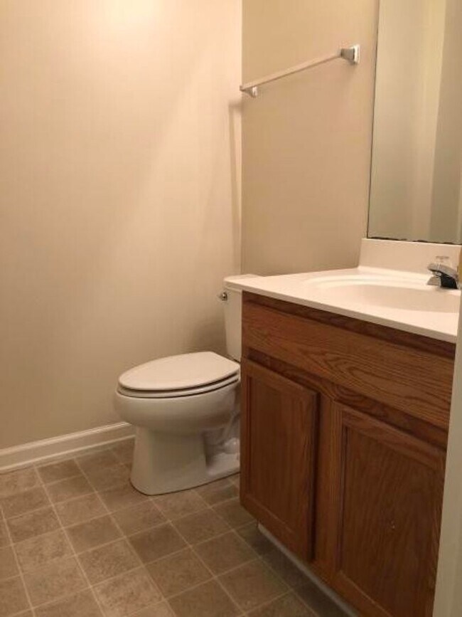 Building Photo - Available April 1st. 4 Bedroom 3 Full Bath Home