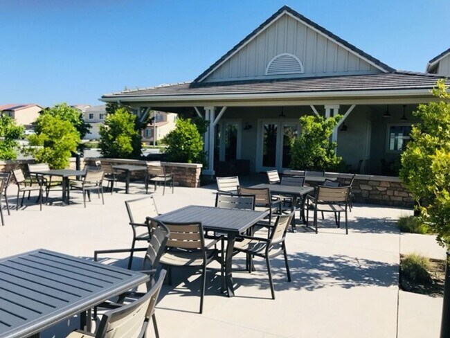 Building Photo - Beautiful 3 bedroom Town house available f...