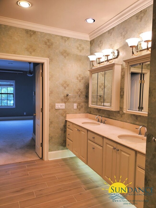 Building Photo - Stunning 3 Bedroom Waterfront Unit in Fort Walton!