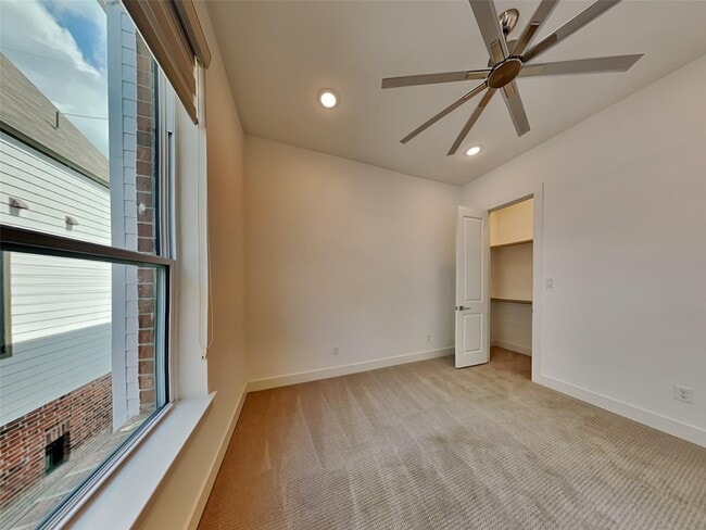 Building Photo - 129 E Oscar Dr