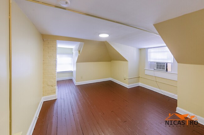 Building Photo - 138 E 11th Ave
