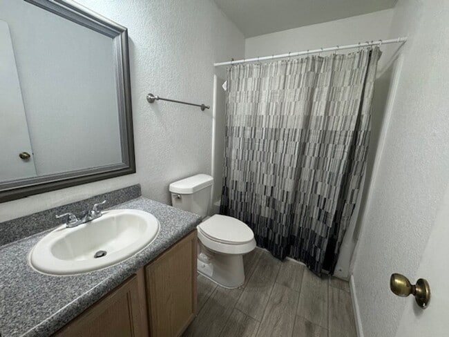 Building Photo - Nice One Story 3 Bedroom 2 Bath Home Backi...