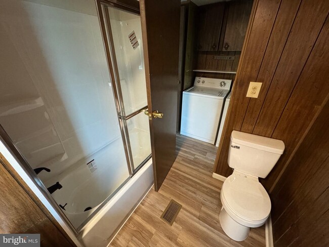 Building Photo - Coming Soon - 3 Bedroom 1.5 Bath Home - Hi...