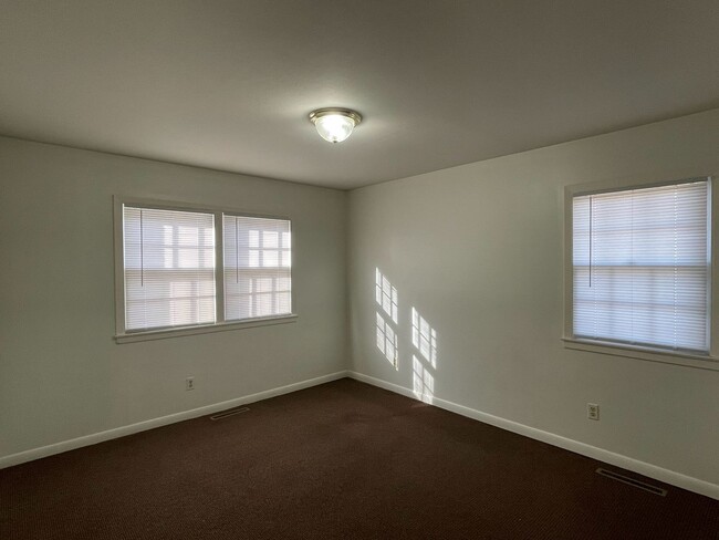 Building Photo - 5 Bedrooms, 2 Bath  House with Attached Garage