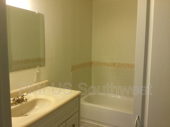 Building Photo - 2088 Del Rey Dr
