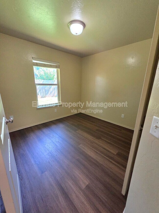 Building Photo - 927 West Prairie Wind Way