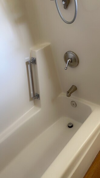 Bathroom tub 2 - 7 Callahan Dr