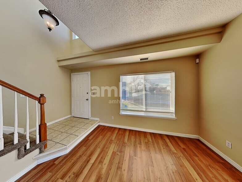 Building Photo - 4096 Netherland St