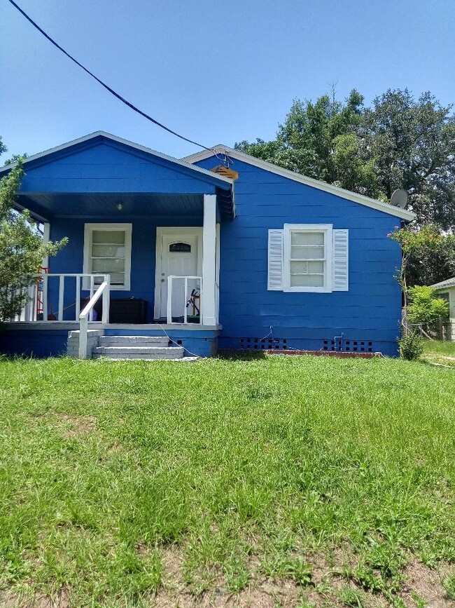 Building Photo - 5616 Calvin Ave