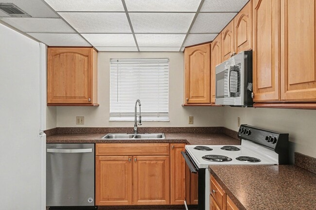 Building Photo - Must see 1st floor, corner unit in St Lucie Gardens.