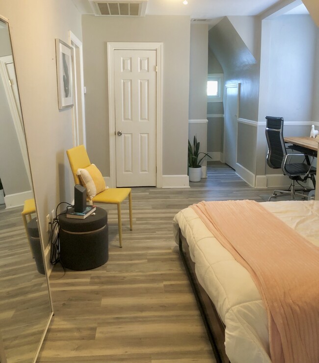 Building Photo - Furnished 2 Bedroom on 60th Street