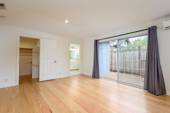 Building Photo - Los Altos 4bd/2.5bth Ranch Home on University Ave.