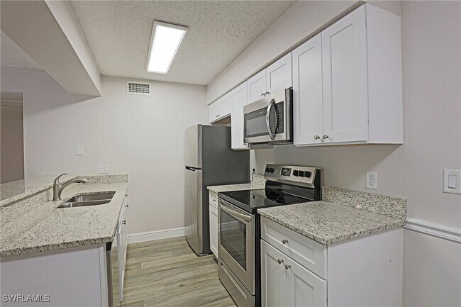 Building Photo - 5305 Summerlin Rd