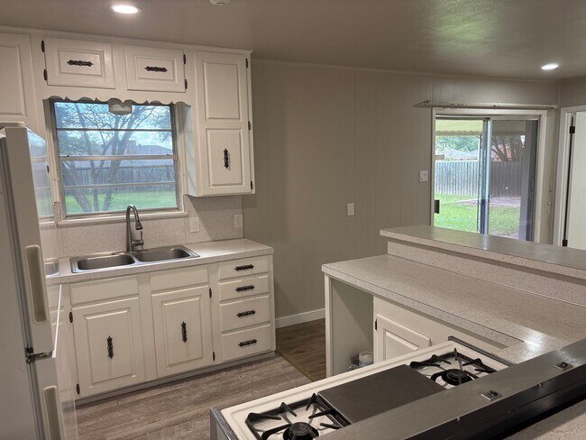 Building Photo - Freshly Updated & Ready For You!