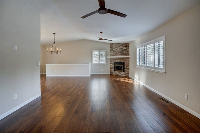 Building Photo - 3 bedroom, 2 bathroom home in Forest Hylands!