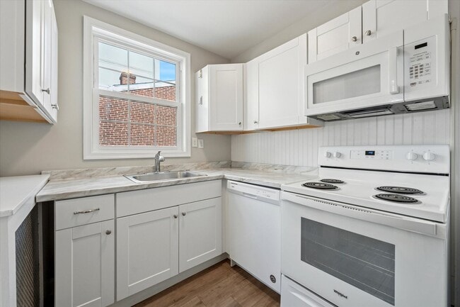 Building Photo - Updated 2BR Apartment in the Heart of West...