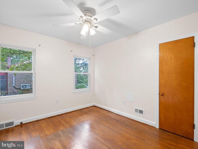 Building Photo - 605 W Lea Blvd