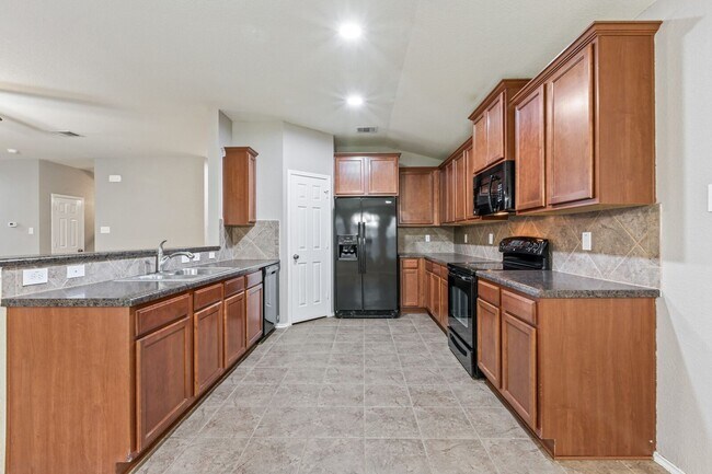 Building Photo - Open Concept living in MIDWAY ISD