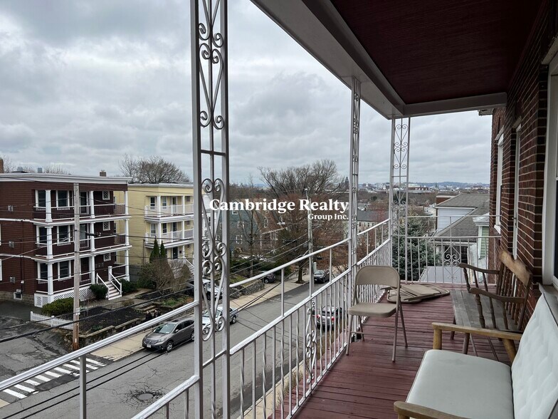 Building Photo - 66 Craigie St