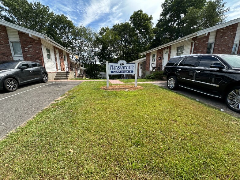 Building Photo - 40 Whitewood Rd