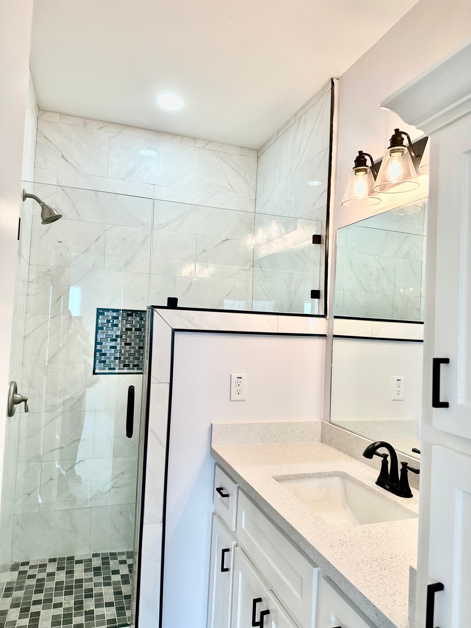 Building Photo - 1006 Escondido Ln E