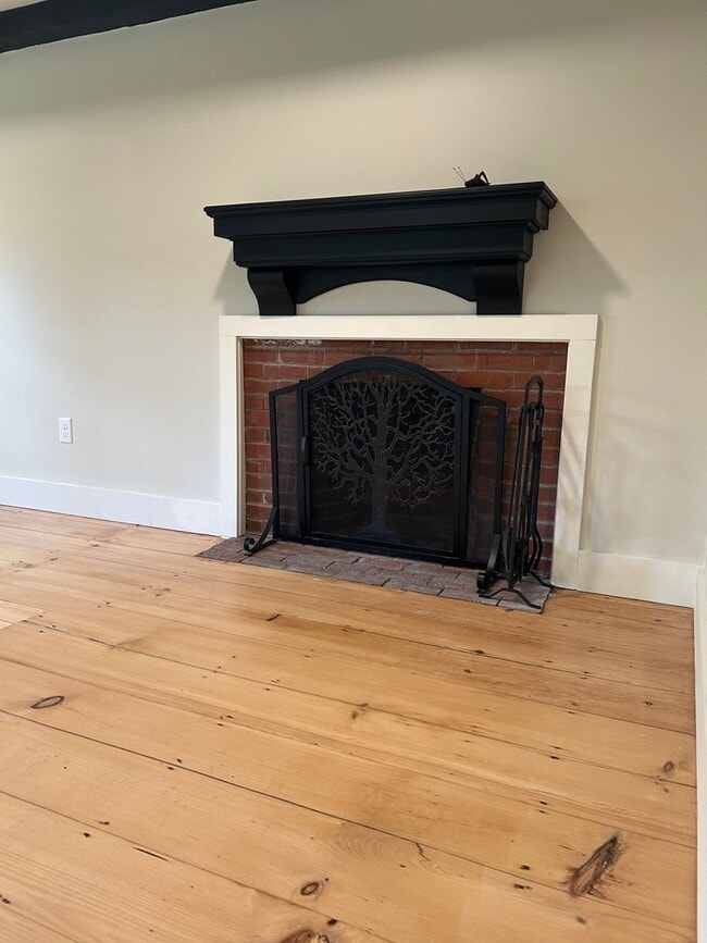 Building Photo - Beautiful renovated 5 bedroom 2.5 bath sin...