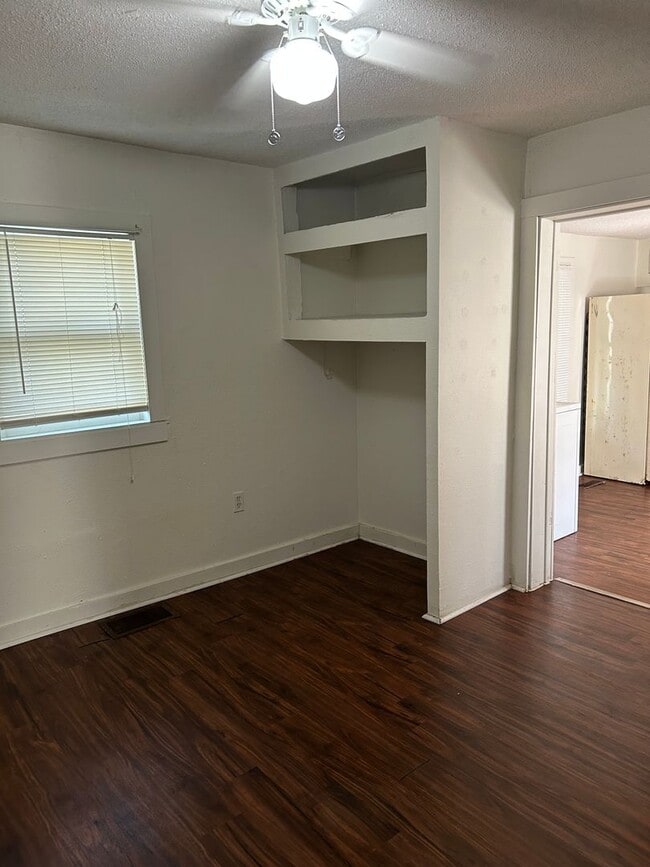 Building Photo - Close to town 2 Bedroom 1 Bath