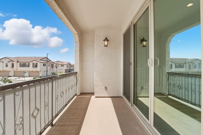 Building Photo - Like Brand New Luxurious Modern 3 Bedroom 2 Bath Townhome in Warner Meadow – Rare Rental Opportun...
