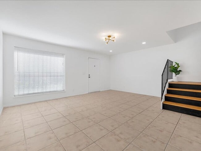 Building Photo - Beautifully upgraded 2 bedroom 2 story tow...