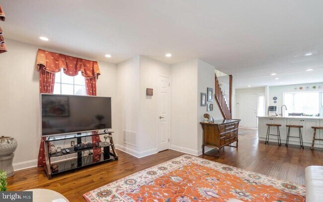 Building Photo - 2074 Yorktown S