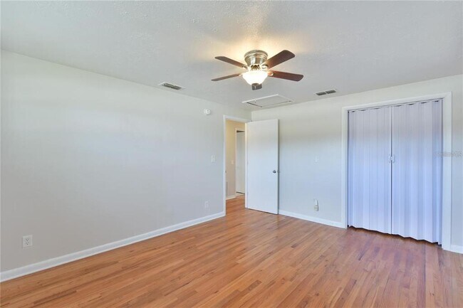 Building Photo - 1828 SE Lake Weir Ave