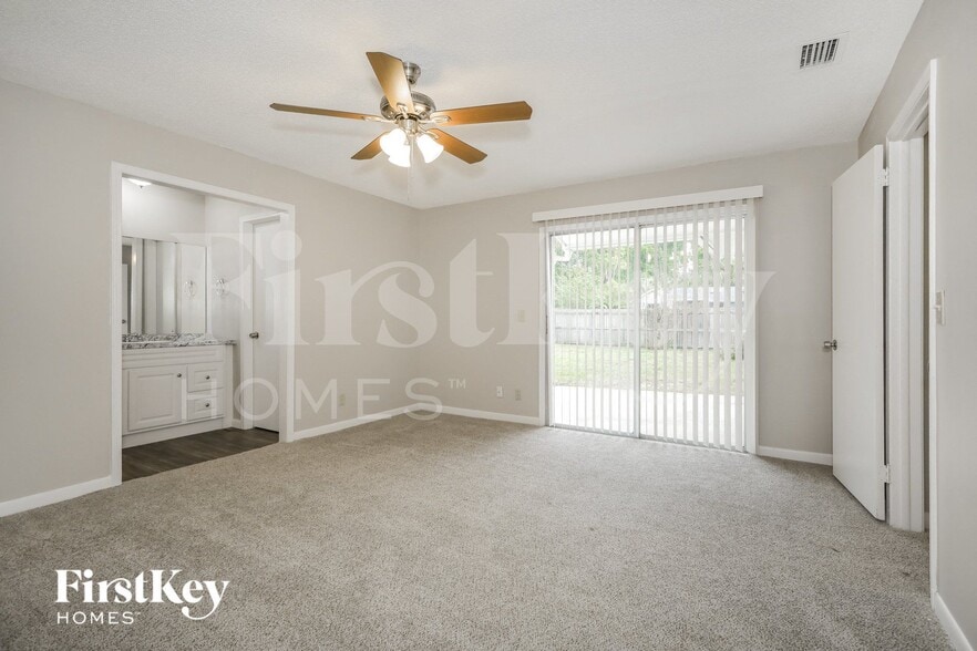 Building Photo - 2410 Oakdale Dr N