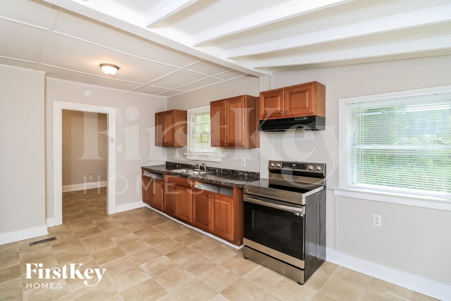 Building Photo - 2641 Sylvan Rd