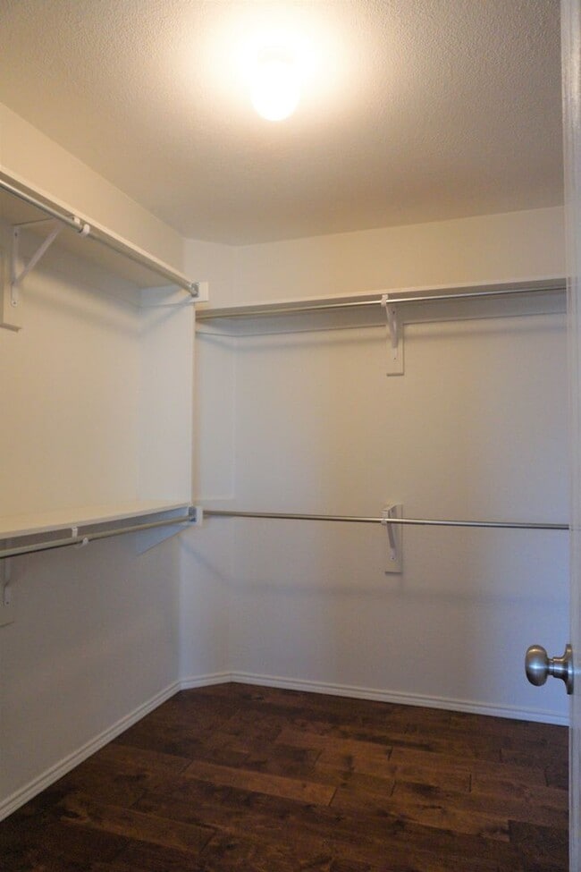Building Photo - 2417 Hampton Dr