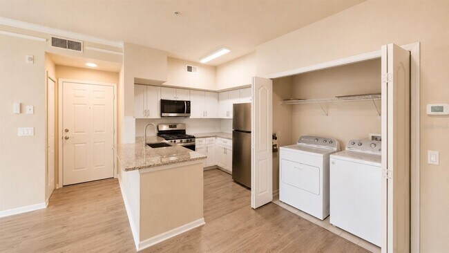 Building Photo - 4142 Central Sarasota Pky