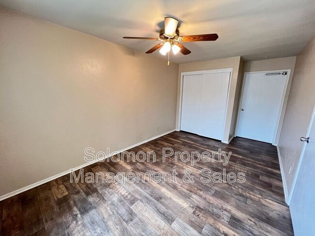 Building Photo - 1008 Santa Fe Dr