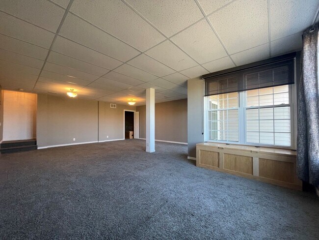 Building Photo - Town Home For Rent Bellevue!