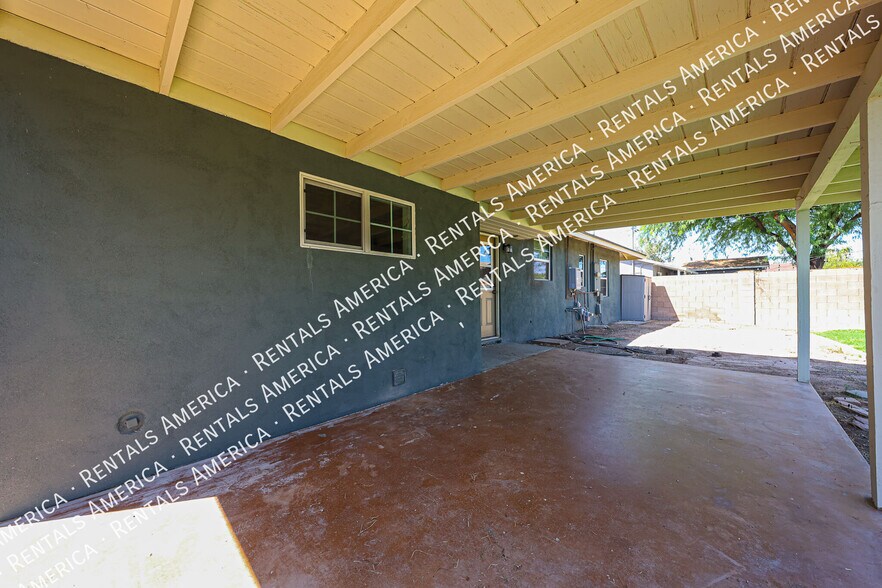 Building Photo - 1310 W Glenrosa Ave