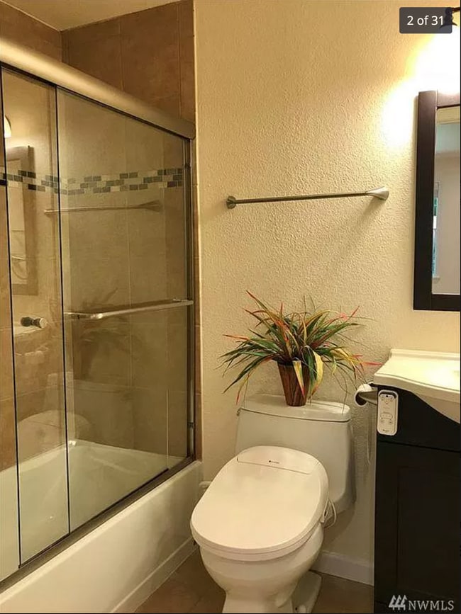 Building Photo - 305 N 188th St