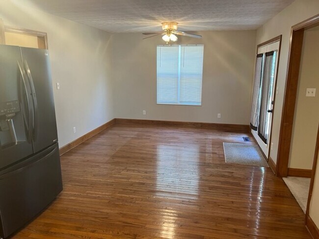 Building Photo - Maryville 37801 - 4 bedroom, 2.5 bath home with 2300+ SF on 1.26 acres. - Call Troy Adams (865) 2...