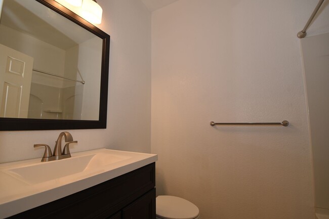 Building Photo - Spacious 2 Bed 2 Bath with Attached Car Ga...