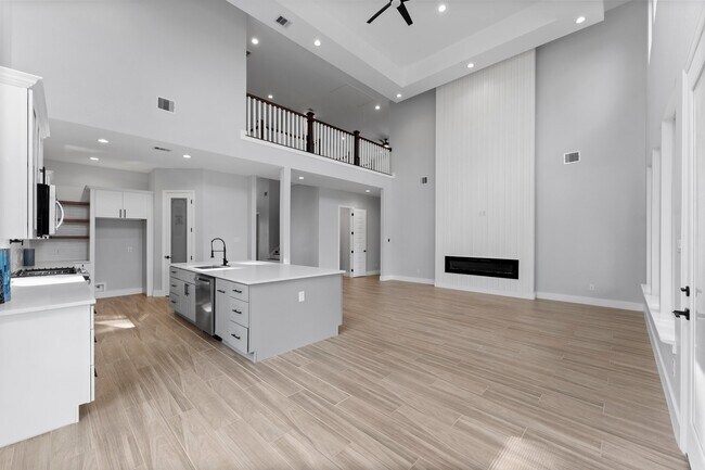 Building Photo - 7007 Longmire Cir