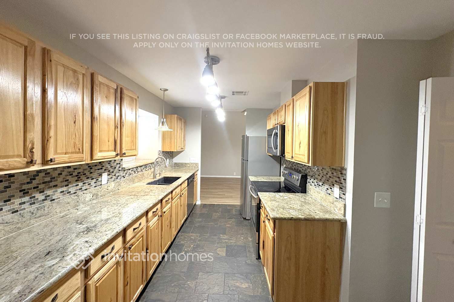 Building Photo - 7125 W Laurel Ln